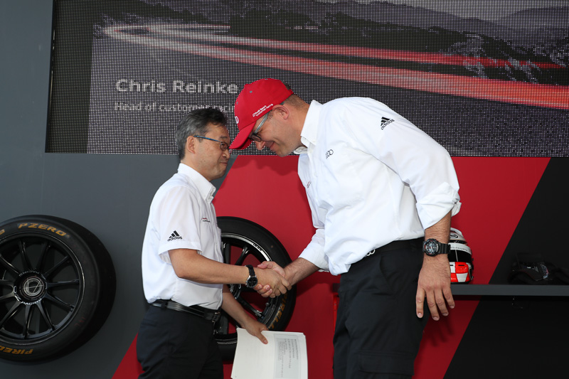 登壇の変わり目に、Audi Sport customer racing 統括責任者 クリス・レインケ氏とがっちり握手