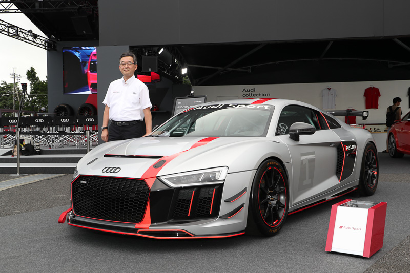 Audi R8 LMS GT4と記念写真
