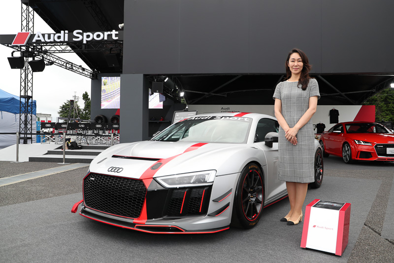 Audi R8 LMS GT4と記念写真