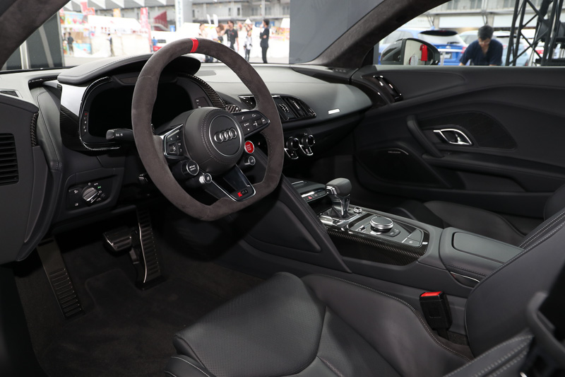 Audi Sport performance partsとしては、ステアリングホイールも用意される。ステアリングホイール上部に赤い基準点が設けられ、正確なステアリング操作をサポートする。これは人気になりそうなパーツ