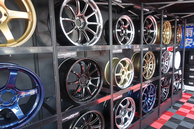 ホイールも各種展示。実際の製品を確かめられる