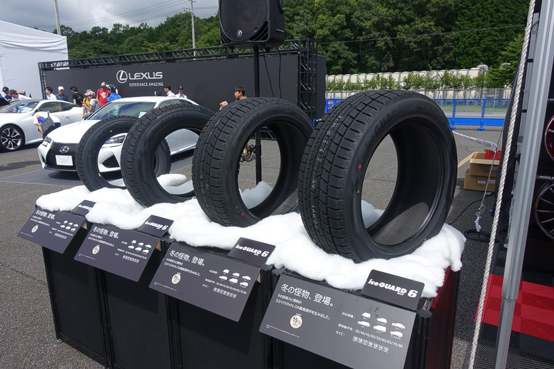 夏の富士に、スタッドレスタイヤを展示する横浜ゴムのブース。展示製品は9月1日発売のスタッドレスタイヤ「アイスガード 6」