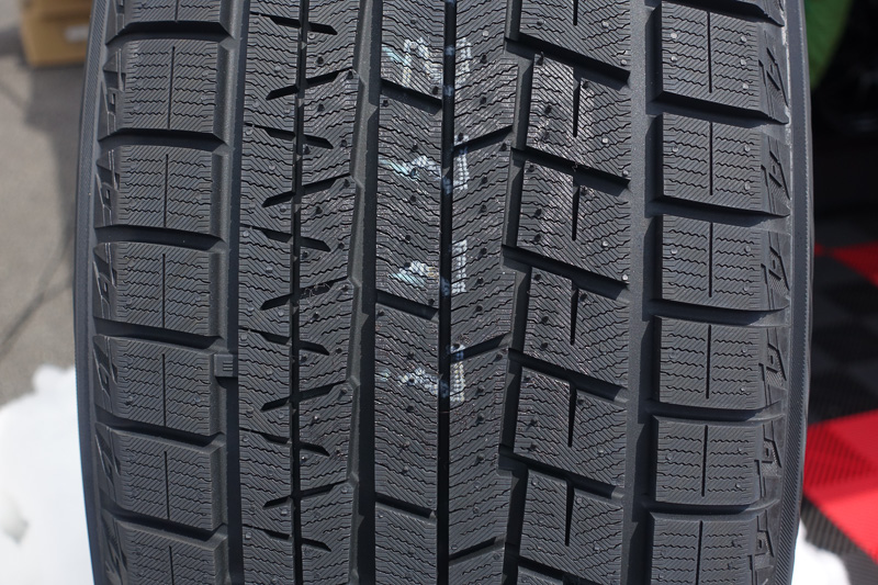 非対称のトレッドパターン。右がアウト側で、荷重を受け止めるため大きめのブロックが刻まれる