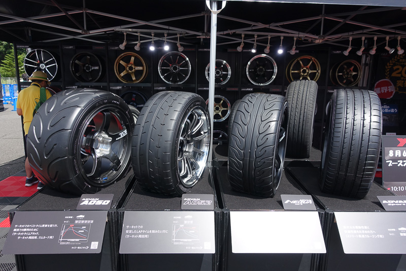 スポーツタイヤももちろん各種展示