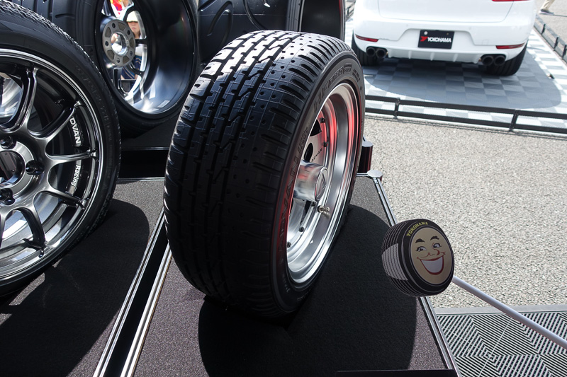 横浜ゴムのキャラクター「スマイレージ」とTypeDを記念撮影