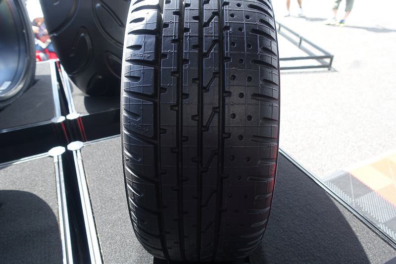 「アドバン HF TypeD」、先頃発売サイスが決定したとことが発表されており、市場に出てくるのが楽しみなタイヤ