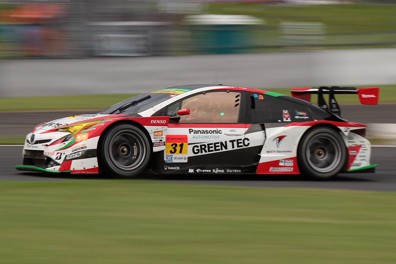 3位は31号車 TOYOTA PRIUS apr GT（嵯峨宏紀/久保凜太郎組、BS）