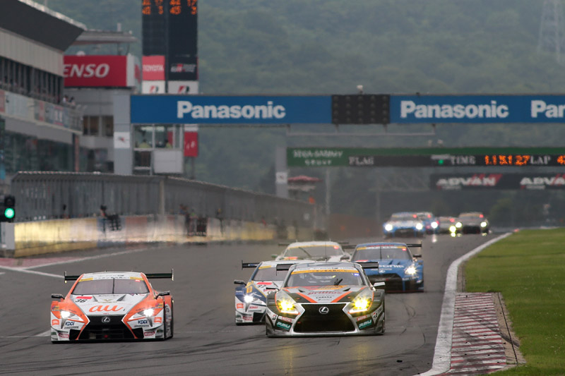 36号車 au TOM'S LC500、37号車 KeePer TOM'S LC500の争い、12号車 カルソニック IMPUL GT-Rも見える