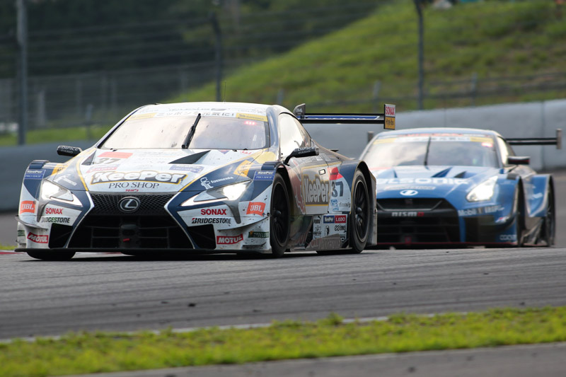 37号車 KeePer TOM'S LC500と23号車 MOTUL AUTECH GT-Rの争い