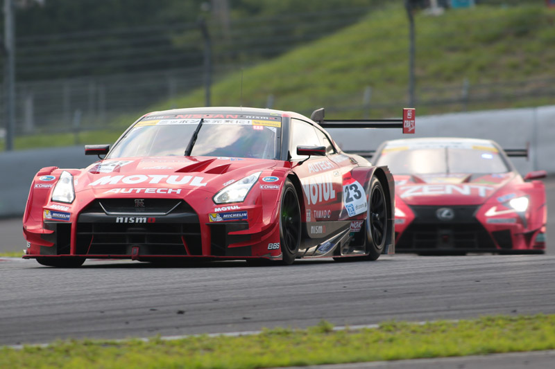 23号車 MOTUL AUTECH GT-Rと38号車 ZENT CERUMO LC500の2位争い