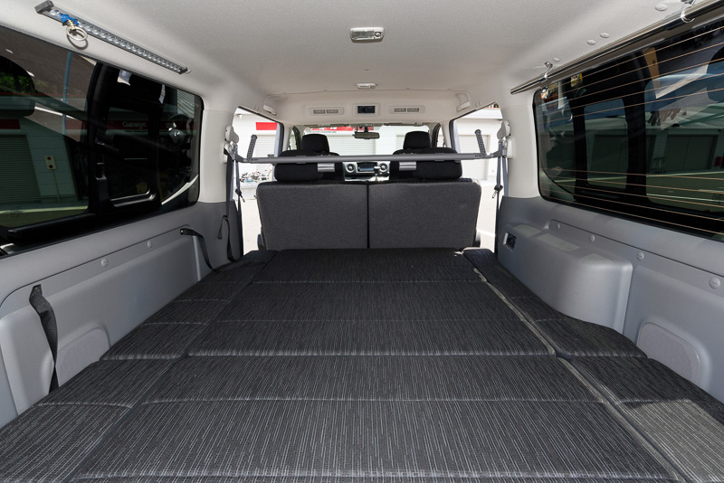 オプションのベッドシステム（＋27万円）。バン車両のカスタマイズを得意とするメーカー「オグショー」の製品を採用している