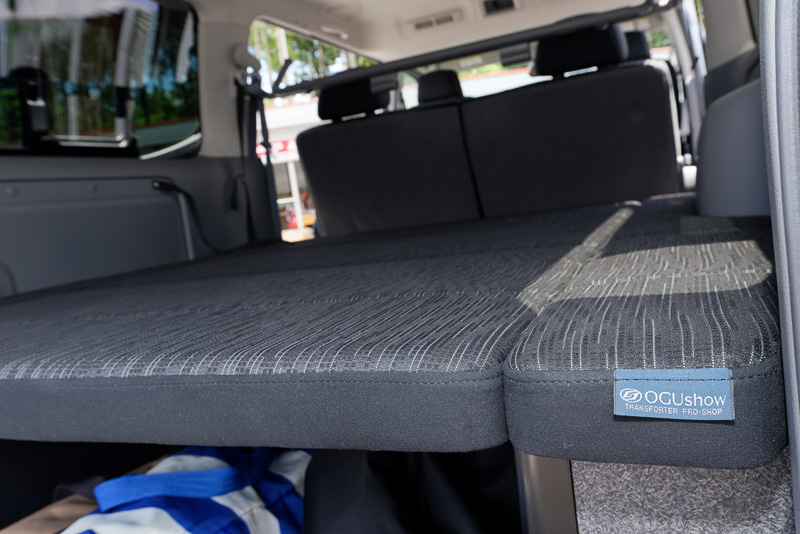 オプションのベッドシステム（＋27万円）。バン車両のカスタマイズを得意とするメーカー「オグショー」の製品を採用している