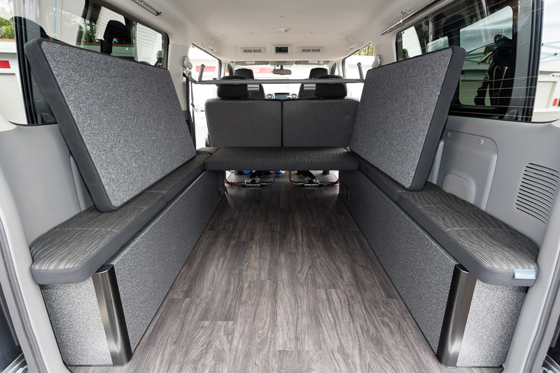 ロンリューム加工のフロア床張り。腰掛けや小物入れになるサイドボックスは使い勝手がよい