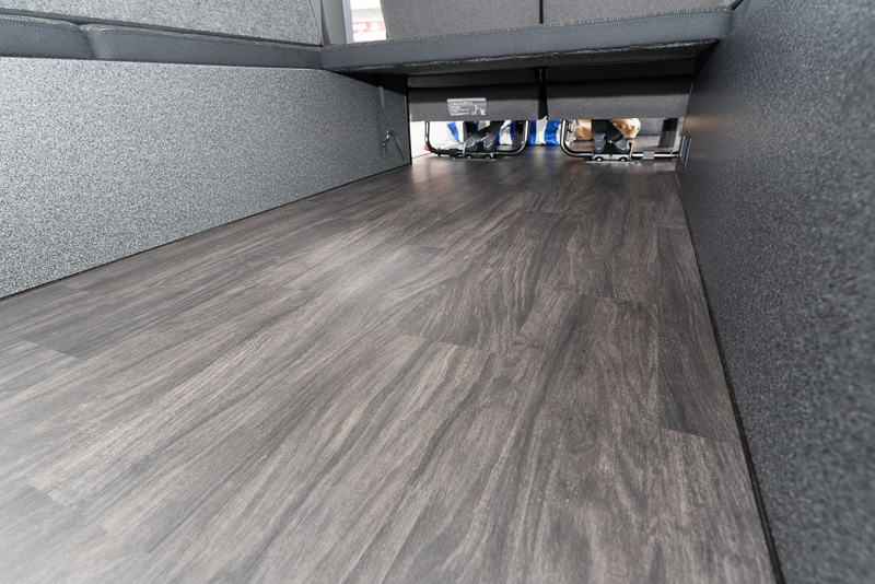 ロンリューム加工のフロア床張り。腰掛けや小物入れになるサイドボックスは使い勝手がよい