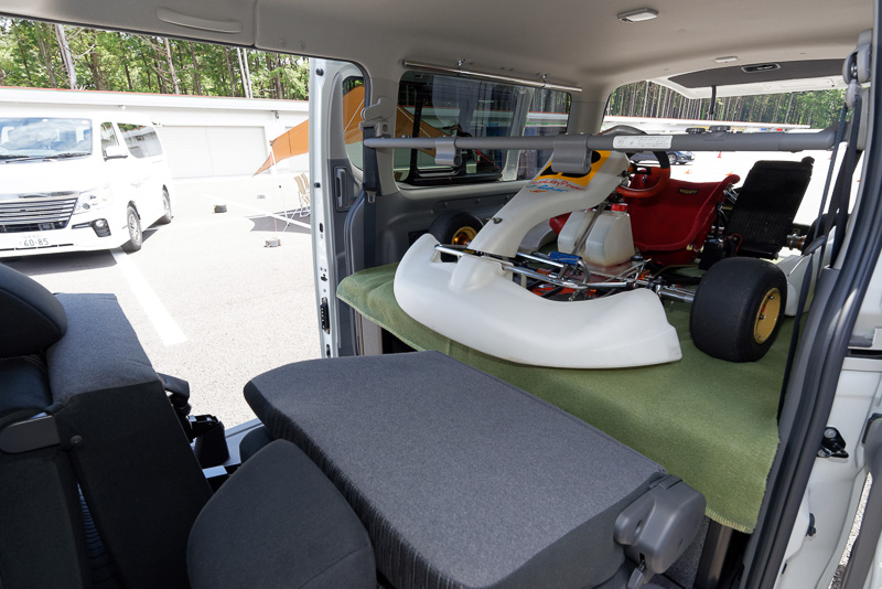 レーシングカートを積載。ラゲッジユーティリティナットとタイダウンなどを駆使して固定することで安全に運べるだろう