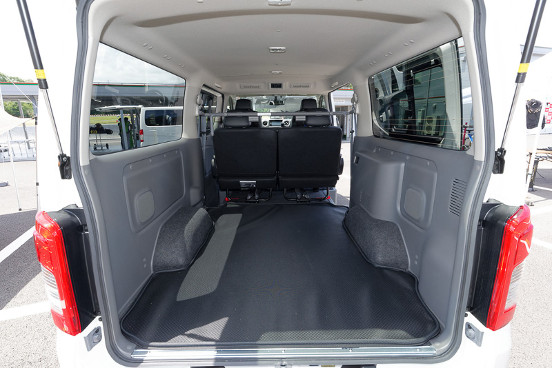 荷室の床はスタンダードと同じフェルト風の素材となっているが、展示車はディーラーオプションの専用防水ラゲッジマット（2万9700円）が敷かれていた。水を弾くため、マリンスポーツ用の装備を積載するときも安心だ