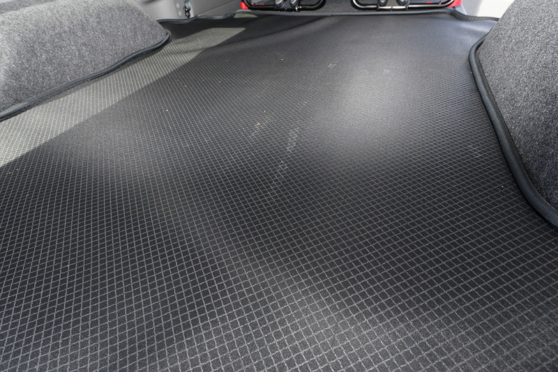 荷室の床はスタンダードと同じフェルト風の素材となっているが、展示車はディーラーオプションの専用防水ラゲッジマット（2万9700円）が敷かれていた。水を弾くため、マリンスポーツ用の装備を積載するときも安心だ
