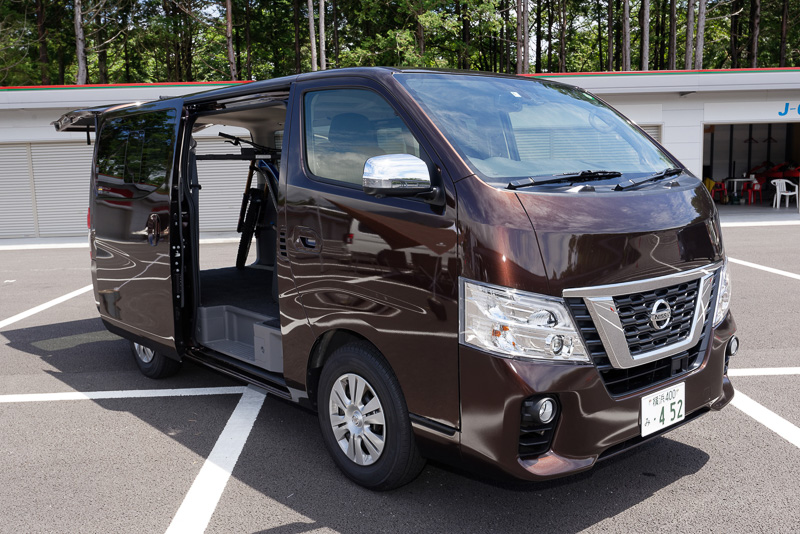 「プレミアムGX」グレードのNV350 キャラバンも展示。マウンテンバイクなら3台くらいは余裕で積載できる