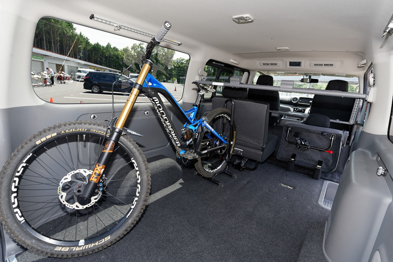 「プレミアムGX」グレードのNV350 キャラバンも展示。マウンテンバイクなら3台くらいは余裕で積載できる