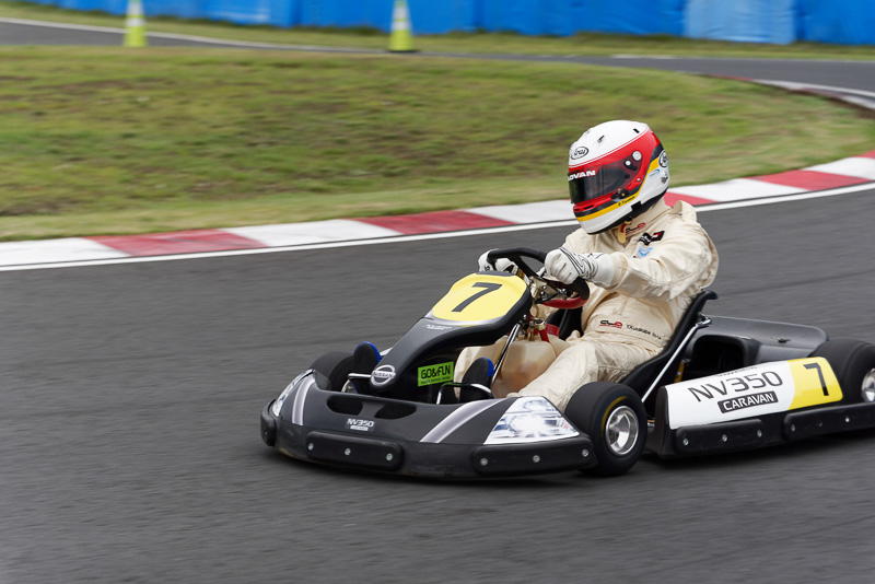 丁寧なドライビングでポジションキープを図る日下部氏