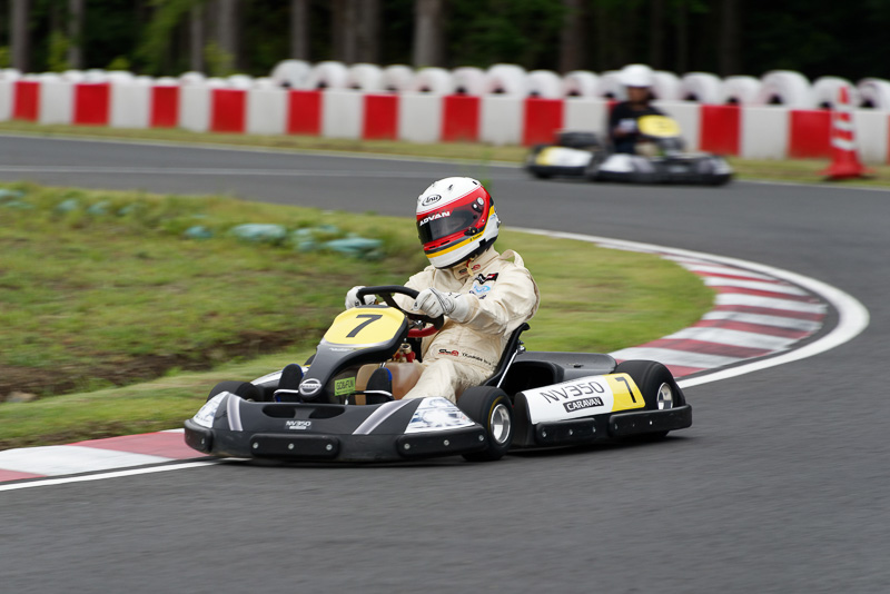 丁寧なドライビングでポジションキープを図る日下部氏