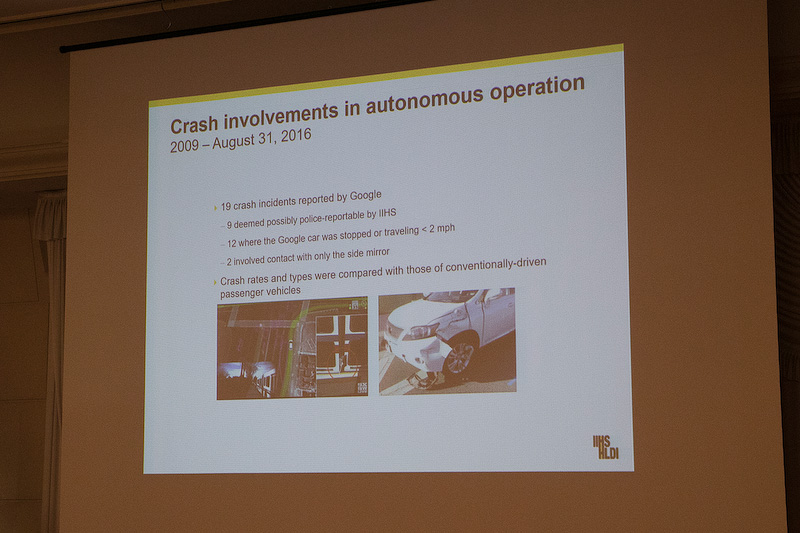Googleカーをはじめ、現在でも多くの自動運転車が走っていることに触れたあと、Googleカーの事故について解説した