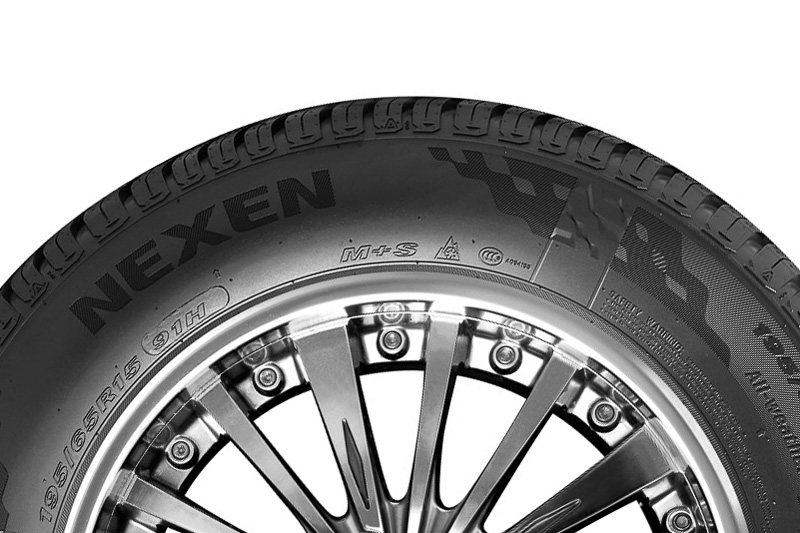 タイヤのサイドウォールに「M＋Sマーク」「スノーフレークマーク」が刻印される