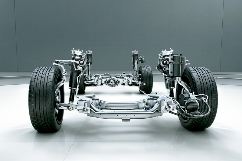 「マジックボディコントロール」に、車体を最大2.65度内側に傾けてコーナーリング時に乗員に働く横加速度を軽減する「ダイナミック カーブ機能」を追加