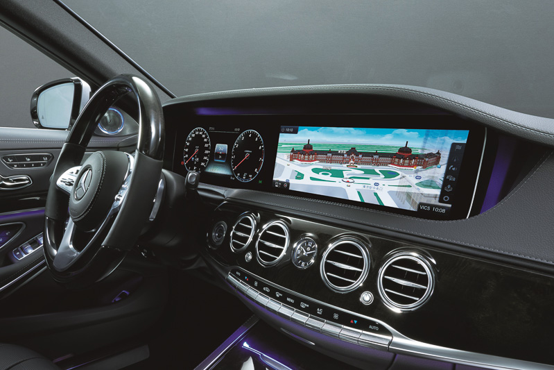 2個の高精細12.3インチワイドディスプレイを使う「コックピットディスプレイ」を新採用。アンビエントライトのカラーは64色に増加した