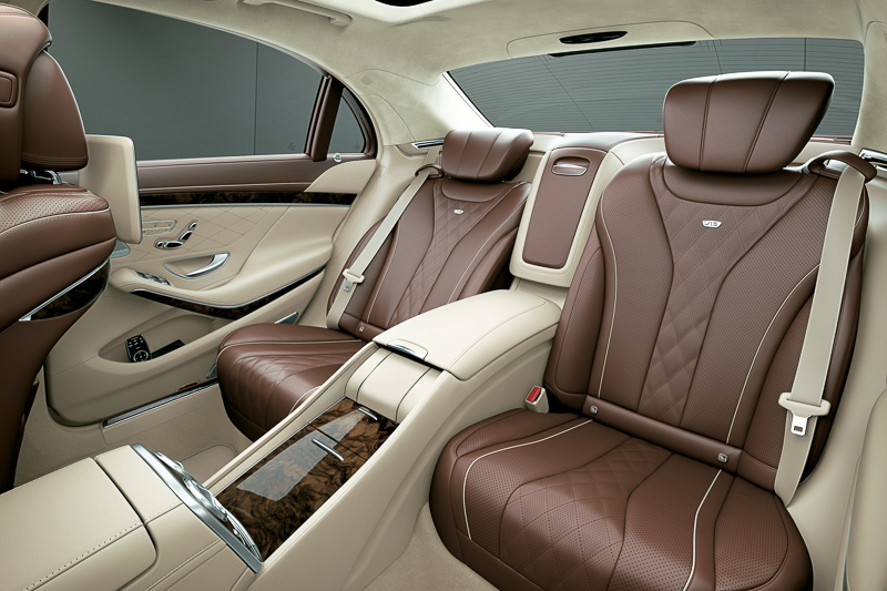 4人乗り仕様のモデルは左右独立シートを装備