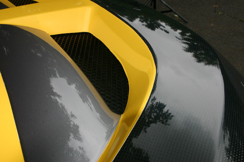 中央にエアアウトレットダクトを設定。大きな開口部でエンジンルーム内の熱気を効率よく排出