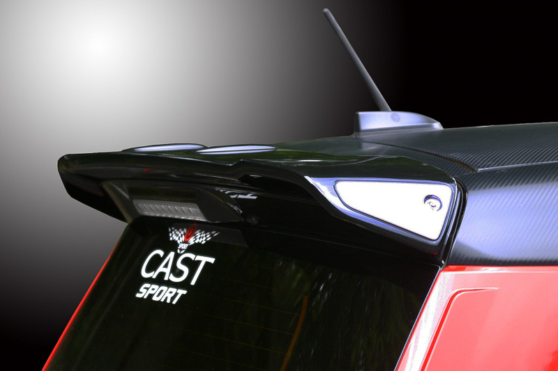 リアスポイラーを大型化するFRP製の「リヤルーフスポイラー」。塗装済品は純正色の「ブラックマイカメタリック」を基本に、両サイドの一部がガンメタリック塗装となる