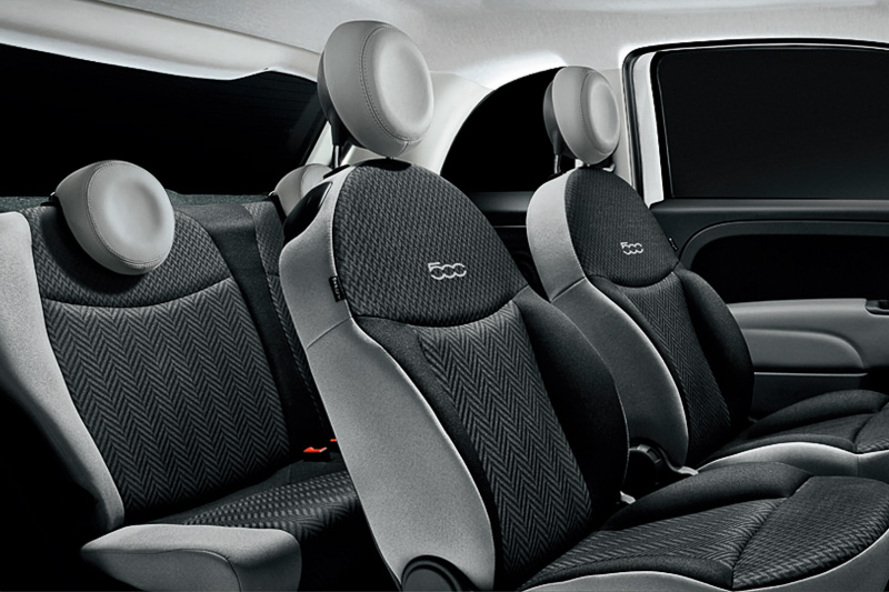 シートカラーはベースの「1.2 Pop」と同じ組み合わせで、ボディカラーが「ボサノバ ホワイト」の場合は「グレー/グレー」（写真左）、「パソドブレ・レッド」の場合は「レッド/グレー」（右）となる