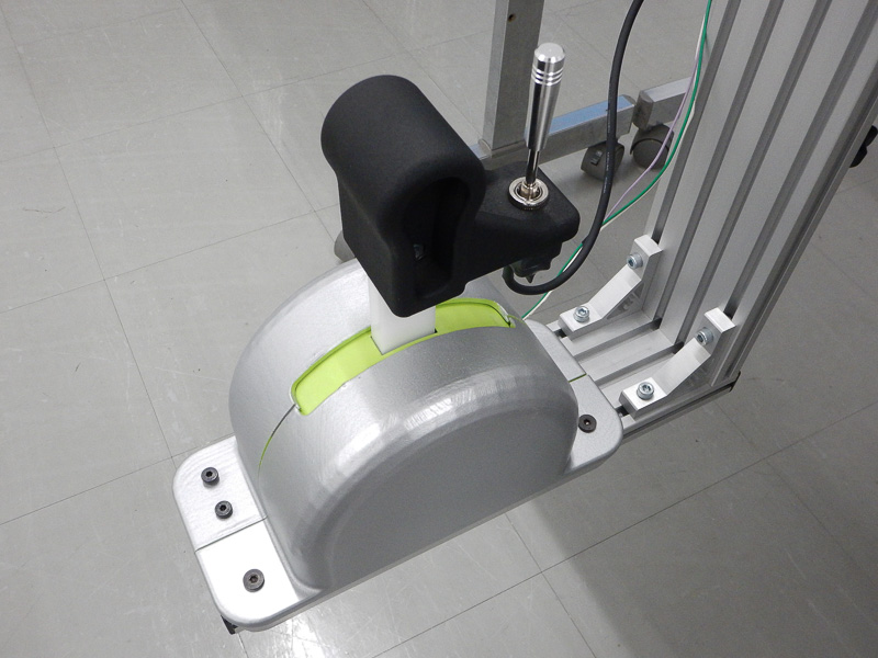 3台の液晶モニターを置くテーブルに、ステアリングと手動運転装置を固定。ステアリングには旋回ノブを追加できる