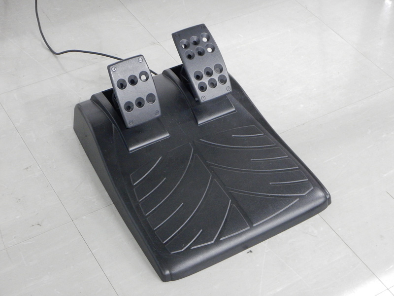 テーブル下にはアクセル＆ブレーキペダルを設置