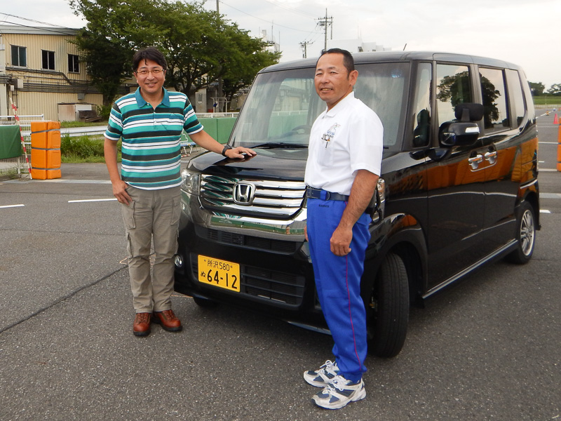 左手と左足だけで運転できるようにした「N-BOX＋」と倉田インストラクター
