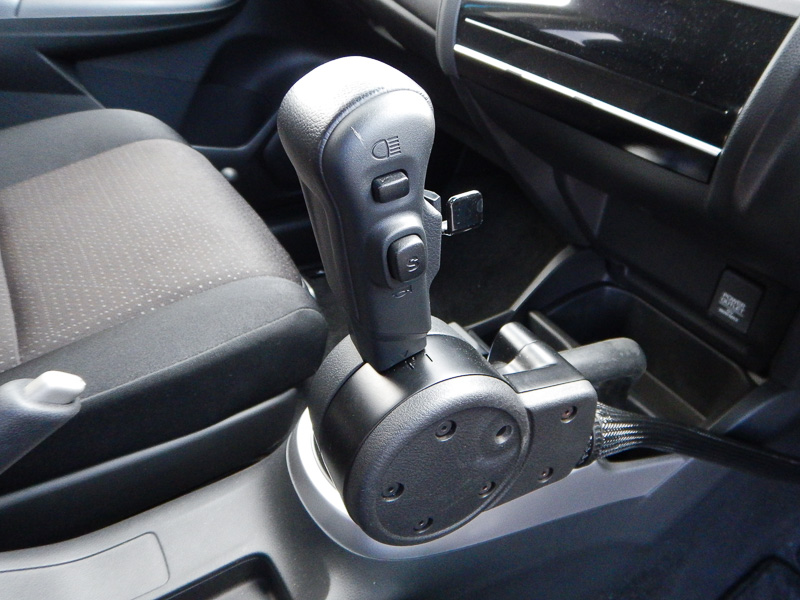 前後に倒してアクセルとブレーキを操作できる「コントロールグリップ」