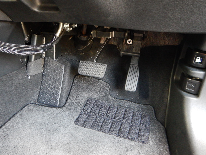 前後に倒してアクセルとブレーキを操作できる「コントロールグリップ」