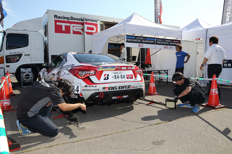 レース後にリペアエリアでハブベアリング交換とアライメントチェックを行なって応急処置した