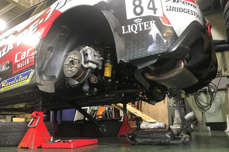 メンテナンスガレージで愛機をバラしているところ。デフ内部はクラッシュによるキズや損傷が見られた