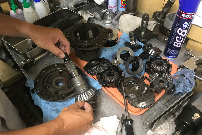 メンテナンスガレージで愛機をバラしているところ。デフ内部はクラッシュによるキズや損傷が見られた