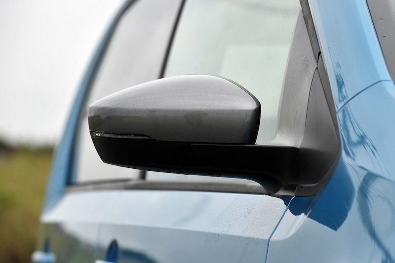 エクステリアでは専用のフロント＆リアバンパー、ホイールハウスエクステンション、ブラックサイドモールディング、シルバードアミラー、シルバールーフレールを装備するとともに、16インチアルミホイール（185/50 R16）やダークティンテッドガラス（リア/リア左右、UVカット機能付）を採用