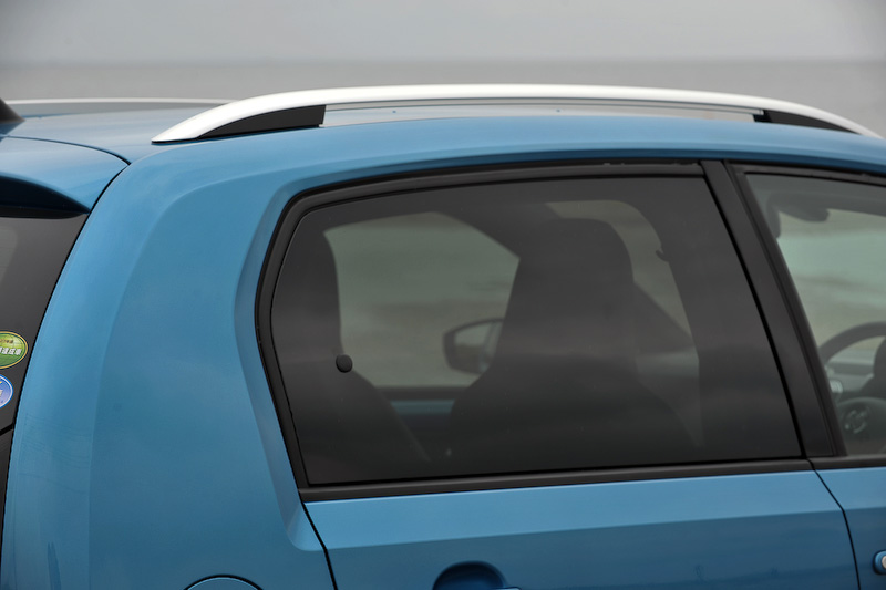 エクステリアでは専用のフロント＆リアバンパー、ホイールハウスエクステンション、ブラックサイドモールディング、シルバードアミラー、シルバールーフレールを装備するとともに、16インチアルミホイール（185/50 R16）やダークティンテッドガラス（リア/リア左右、UVカット機能付）を採用