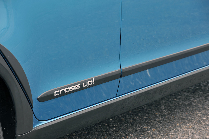 エクステリアでは専用のフロント＆リアバンパー、ホイールハウスエクステンション、ブラックサイドモールディング、シルバードアミラー、シルバールーフレールを装備するとともに、16インチアルミホイール（185/50 R16）やダークティンテッドガラス（リア/リア左右、UVカット機能付）を採用