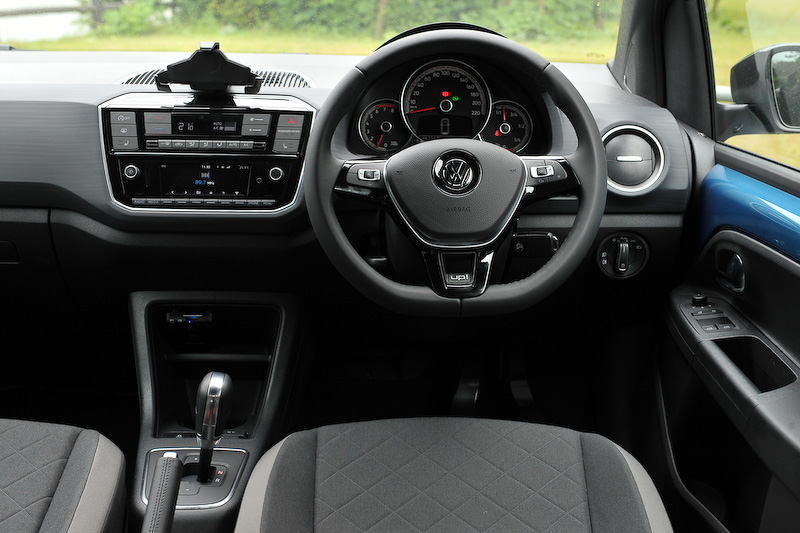 インテリアでは専用ファブリックシートを採用するほか、フルオートエアコンやシートヒーターといった上級装備も標準装備。加えてプレミアムサウンドシステム「beats sound system」（総出力300W、8チャンネル7スピーカー）や、純正インフォテイメントシステム「Composition Phone」（5インチカラーディスプレイ、MP3/WMA再生、AM/FMラジオ、SDカード、Bluetoothオーディオ/ハンズフリーフォン）が与えられる