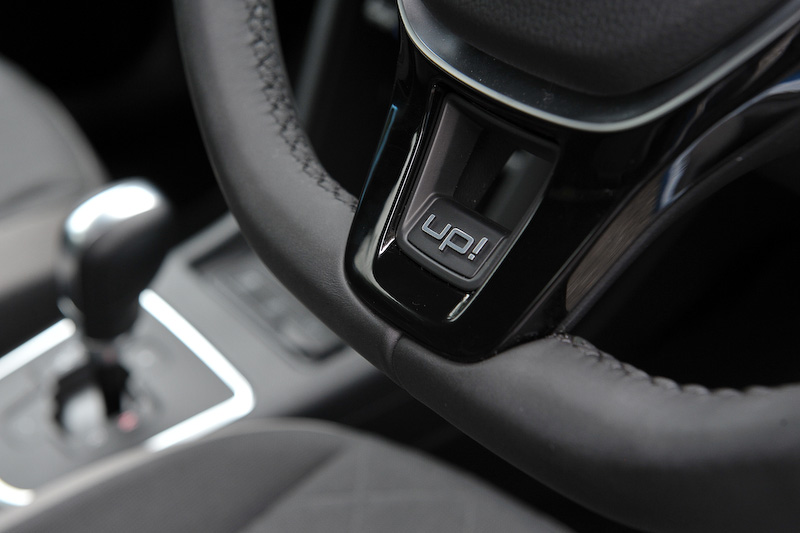 インテリアでは専用ファブリックシートを採用するほか、フルオートエアコンやシートヒーターといった上級装備も標準装備。加えてプレミアムサウンドシステム「beats sound system」（総出力300W、8チャンネル7スピーカー）や、純正インフォテイメントシステム「Composition Phone」（5インチカラーディスプレイ、MP3/WMA再生、AM/FMラジオ、SDカード、Bluetoothオーディオ/ハンズフリーフォン）が与えられる