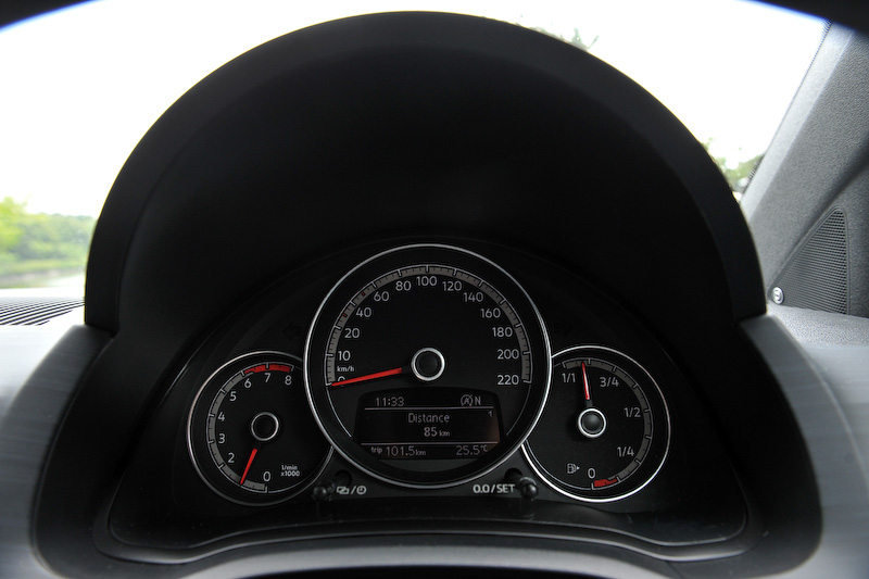 インテリアでは専用ファブリックシートを採用するほか、フルオートエアコンやシートヒーターといった上級装備も標準装備。加えてプレミアムサウンドシステム「beats sound system」（総出力300W、8チャンネル7スピーカー）や、純正インフォテイメントシステム「Composition Phone」（5インチカラーディスプレイ、MP3/WMA再生、AM/FMラジオ、SDカード、Bluetoothオーディオ/ハンズフリーフォン）が与えられる