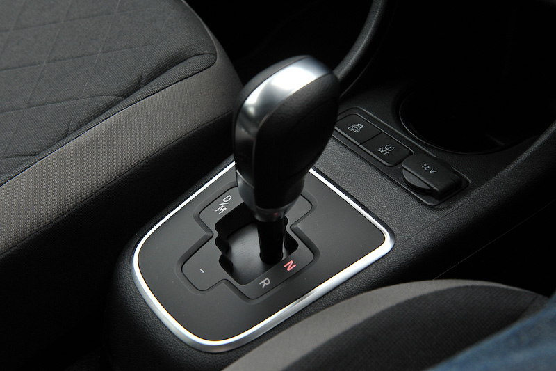 インテリアでは専用ファブリックシートを採用するほか、フルオートエアコンやシートヒーターといった上級装備も標準装備。加えてプレミアムサウンドシステム「beats sound system」（総出力300W、8チャンネル7スピーカー）や、純正インフォテイメントシステム「Composition Phone」（5インチカラーディスプレイ、MP3/WMA再生、AM/FMラジオ、SDカード、Bluetoothオーディオ/ハンズフリーフォン）が与えられる