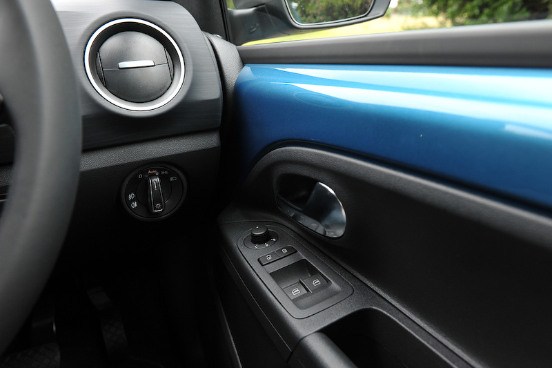 インテリアでは専用ファブリックシートを採用するほか、フルオートエアコンやシートヒーターといった上級装備も標準装備。加えてプレミアムサウンドシステム「beats sound system」（総出力300W、8チャンネル7スピーカー）や、純正インフォテイメントシステム「Composition Phone」（5インチカラーディスプレイ、MP3/WMA再生、AM/FMラジオ、SDカード、Bluetoothオーディオ/ハンズフリーフォン）が与えられる