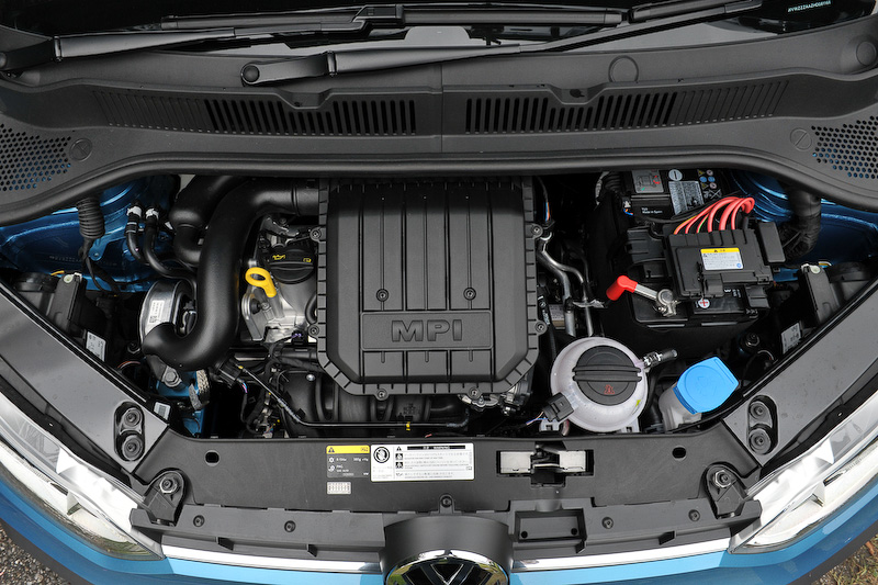 直列3気筒DOHC 1.0リッターエンジンは最高出力55kW（75PS）/6200rpm、最大トルク95Nm（9.7kgm）/3000-4300rpmを発生。JC08モード燃費は21.0km/L